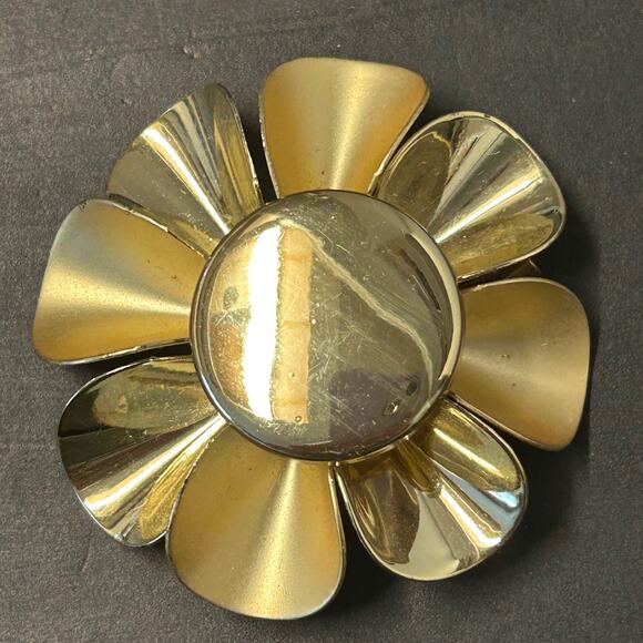 Vintage Gold Tone Flower/Daisy Brooch - Picture 1 of 3